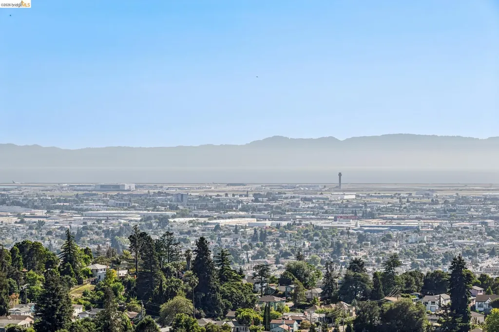 6739 Skyview Drive Oakland CA 94605