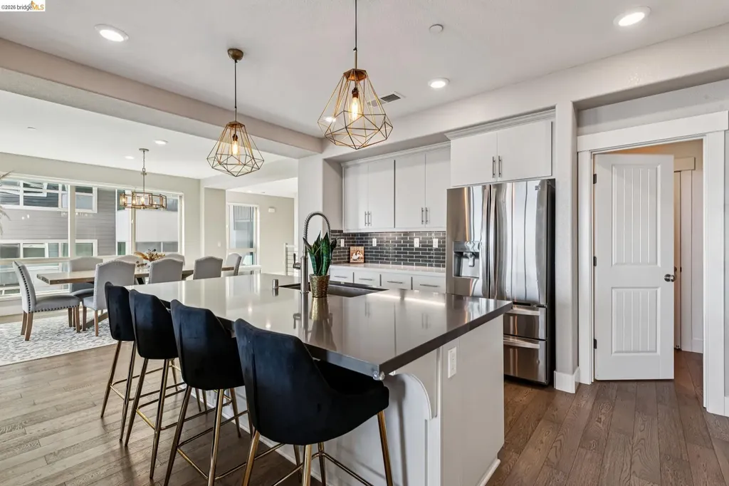 6739 Skyview Drive Oakland CA 94605