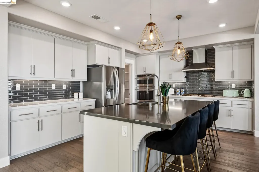 6739 Skyview Drive Oakland CA 94605