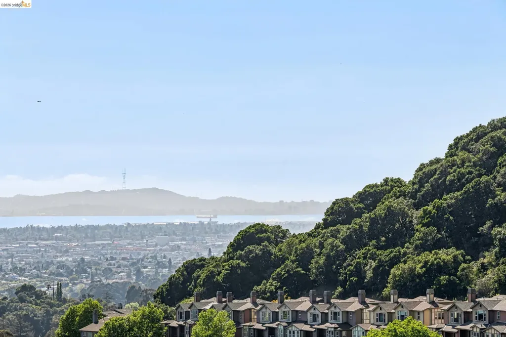 6739 Skyview Drive Oakland CA 94605