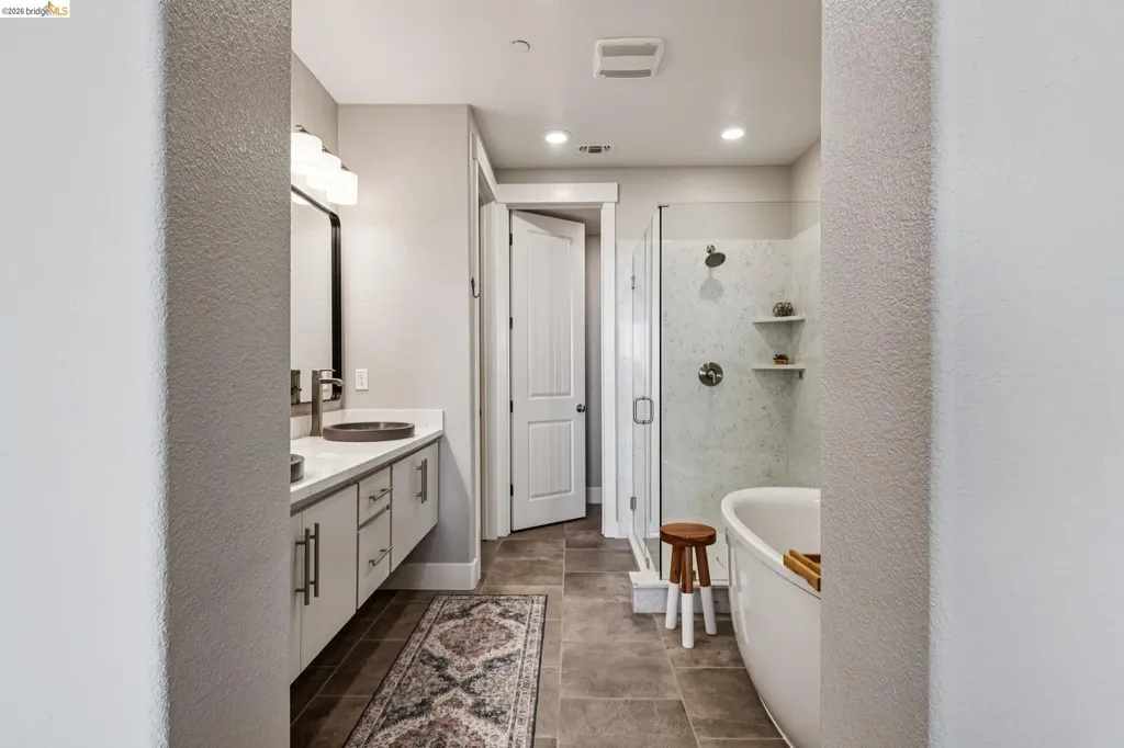 6739 Skyview Drive Oakland CA 94605