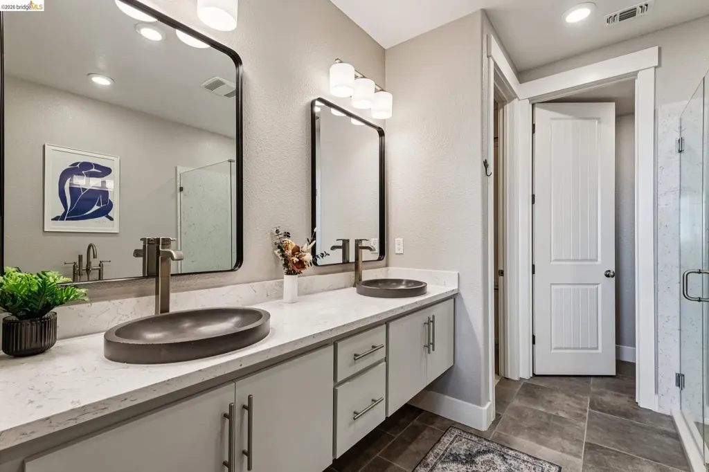 6739 Skyview Drive Oakland CA 94605