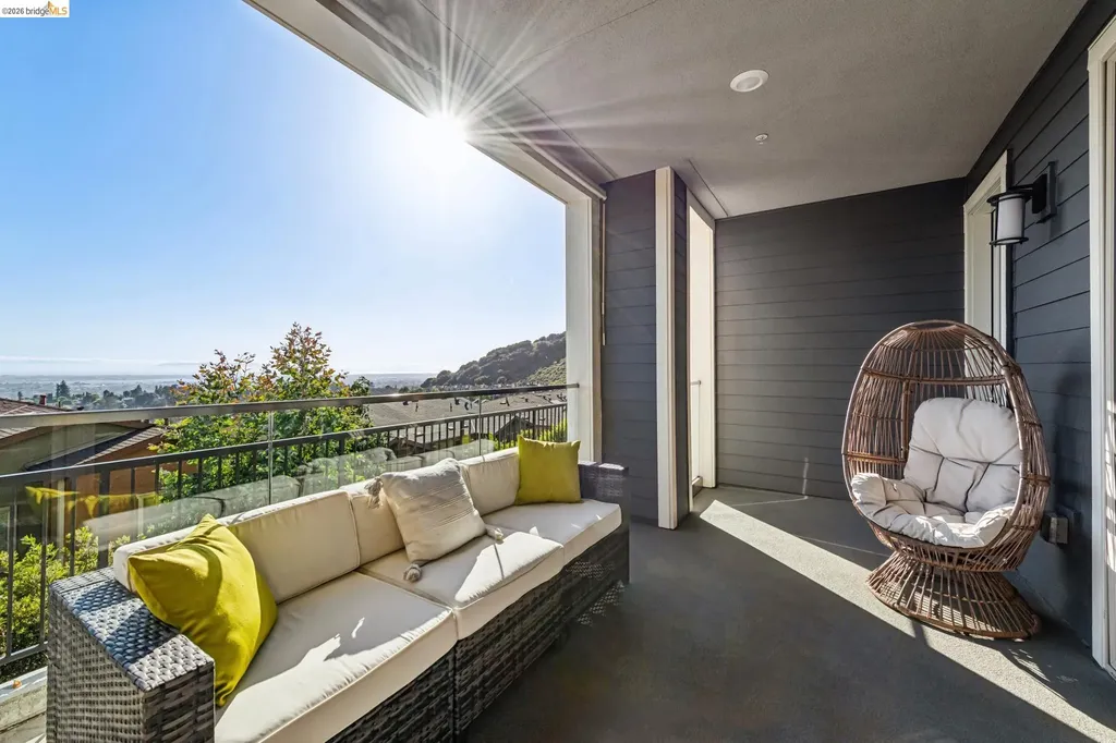 6739 Skyview Drive Oakland CA 94605