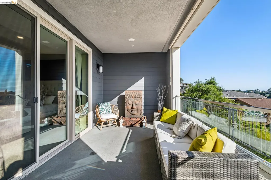 6739 Skyview Drive Oakland CA 94605