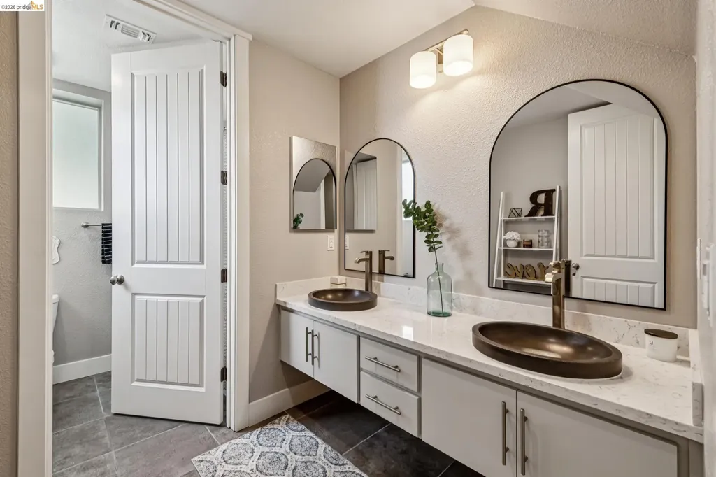 6739 Skyview Drive Oakland CA 94605