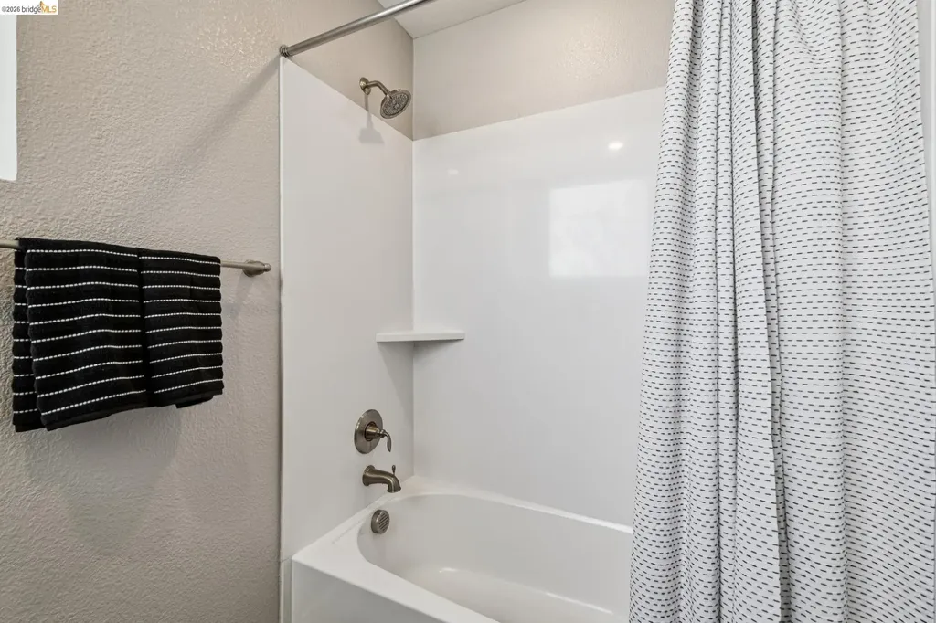 6739 Skyview Drive Oakland CA 94605