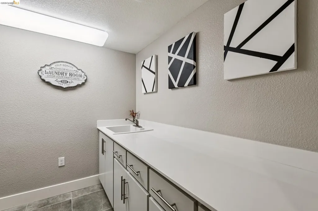 6739 Skyview Drive Oakland CA 94605
