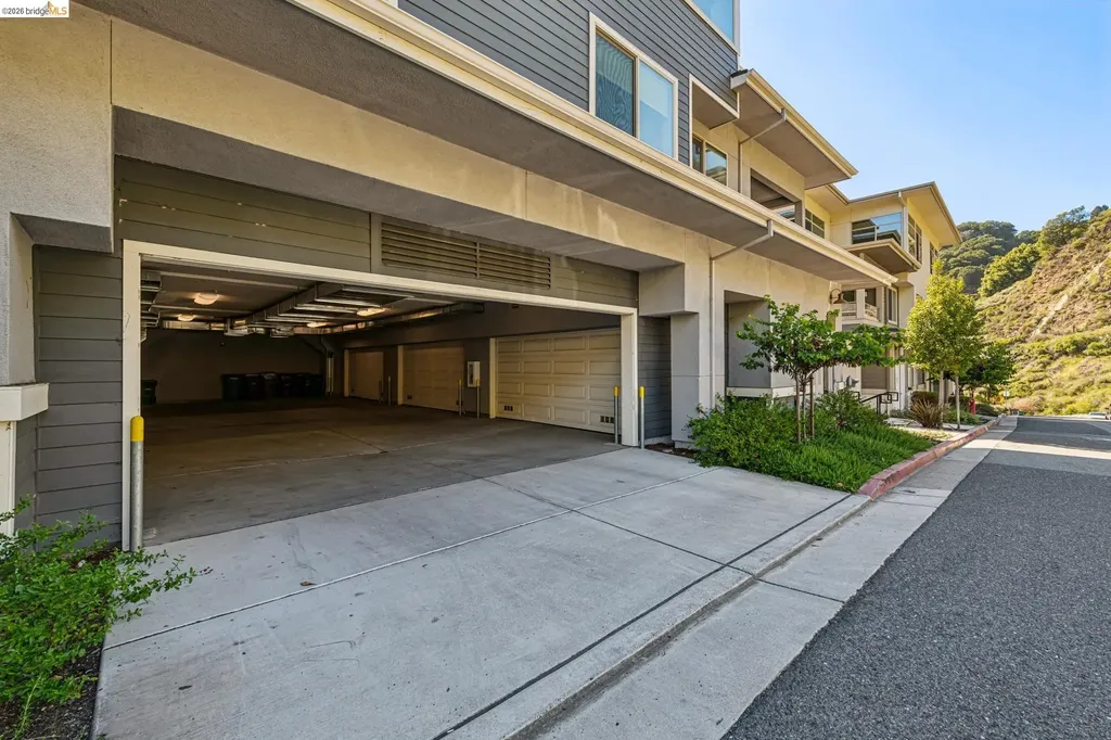 6739 Skyview Drive Oakland CA 94605