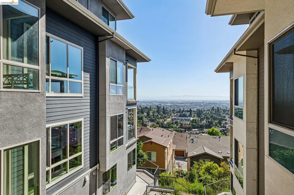 6739 Skyview Drive Oakland CA 94605