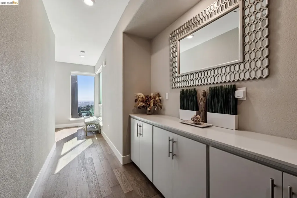 6739 Skyview Drive Oakland CA 94605