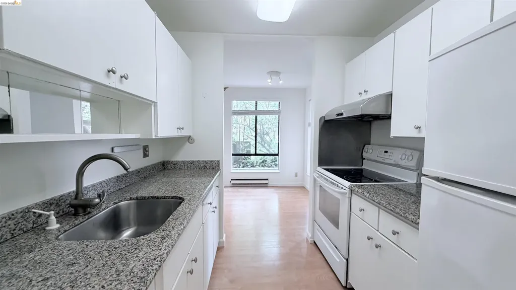 8 Admiral Drive Emeryville CA 94608
