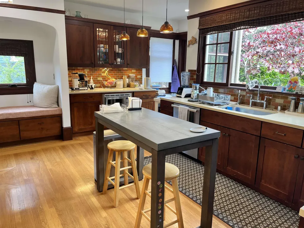 396 62nd Street Oakland CA 94618