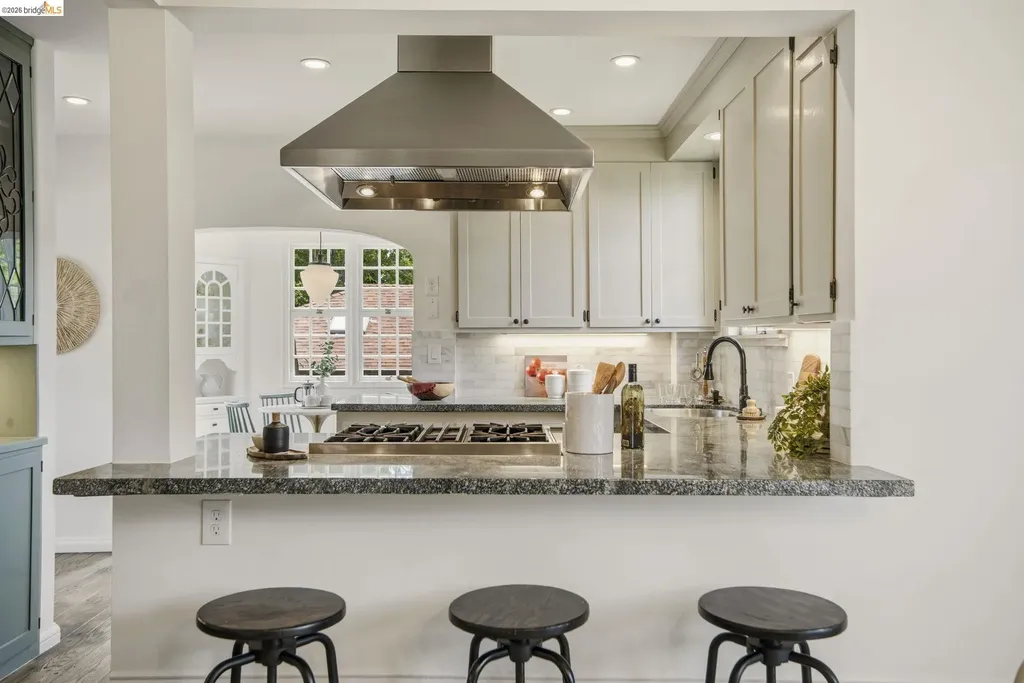 1087 Hubert Road Oakland CA 94610