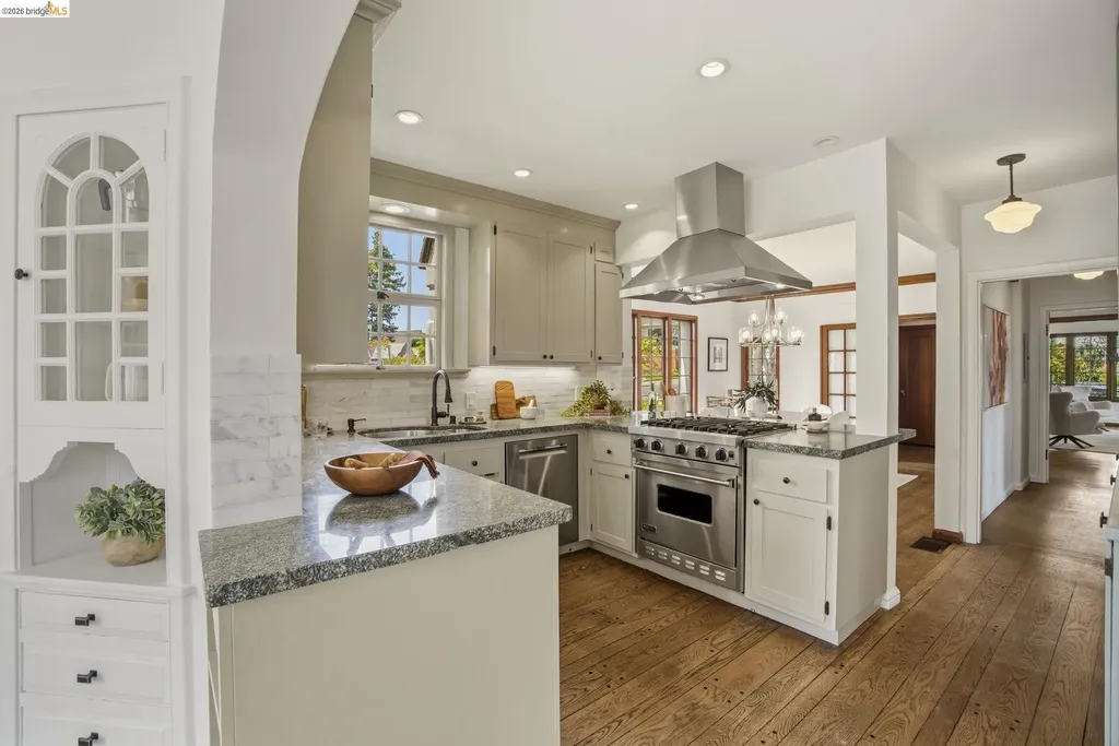 1087 Hubert Road Oakland CA 94610