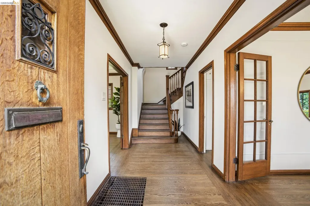 1087 Hubert Road Oakland CA 94610