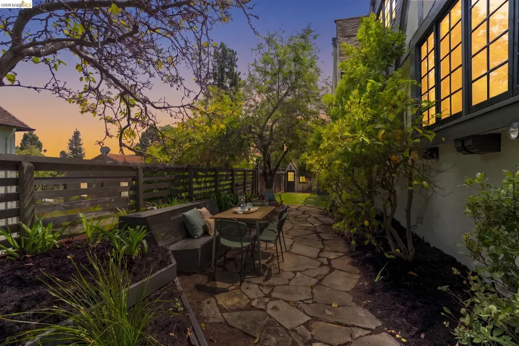 1087 Hubert Road Oakland CA 94610