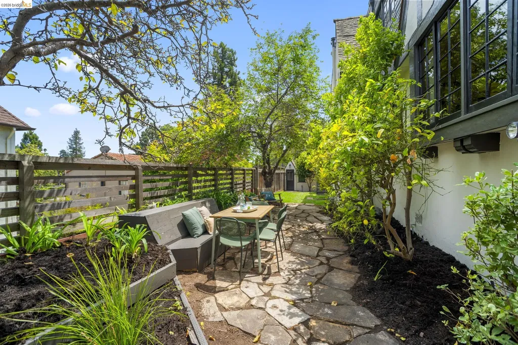 1087 Hubert Road Oakland CA 94610
