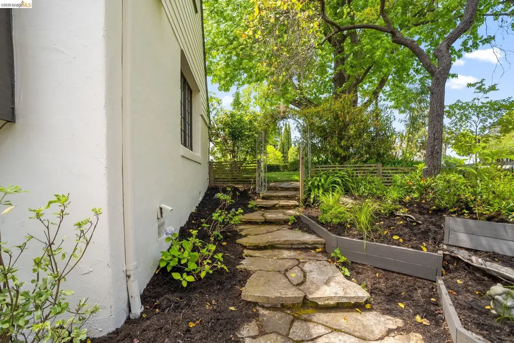 1087 Hubert Road Oakland CA 94610