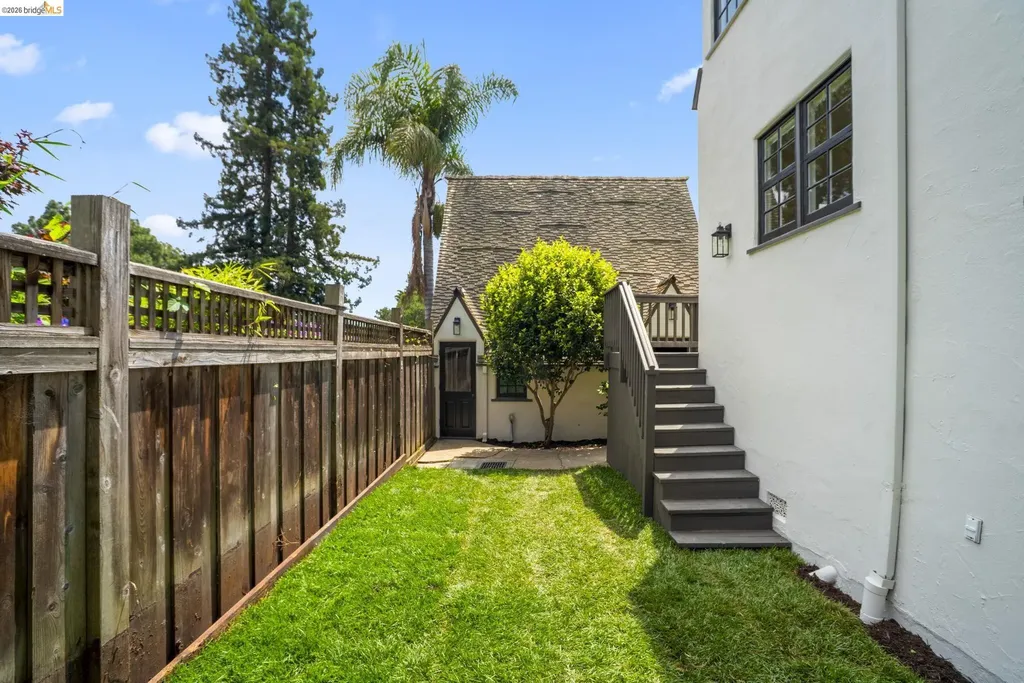 1087 Hubert Road Oakland CA 94610