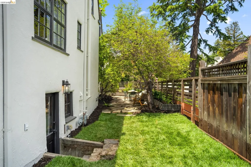1087 Hubert Road Oakland CA 94610