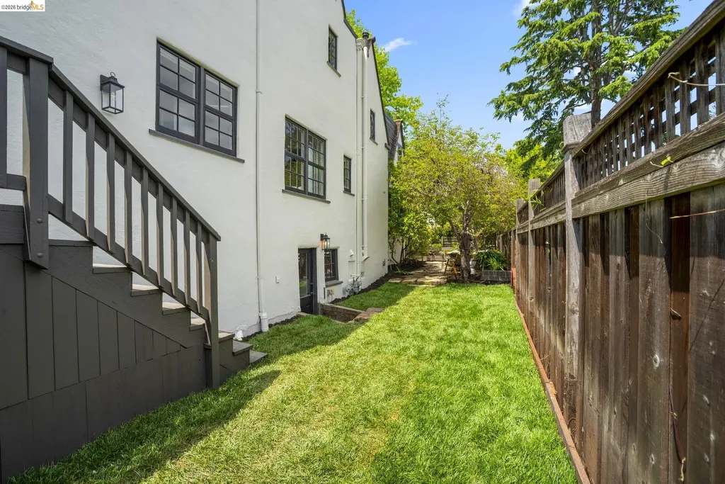 1087 Hubert Road Oakland CA 94610