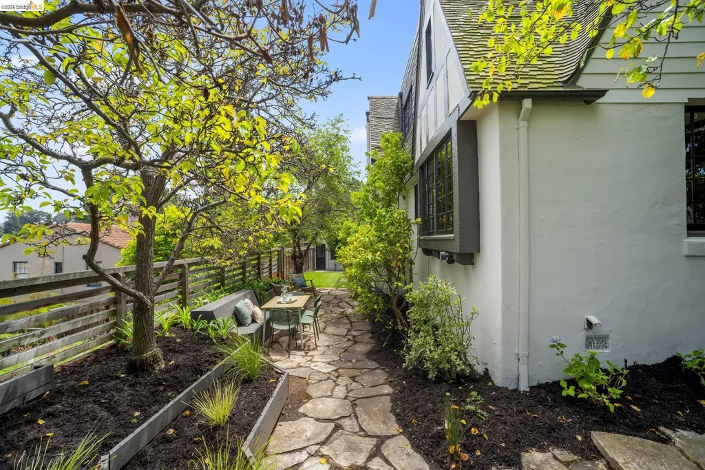 1087 Hubert Road Oakland CA 94610