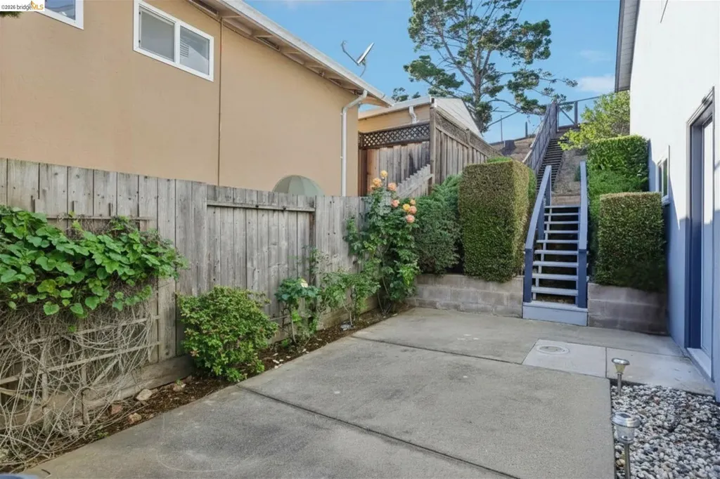 85 Edgemont Way Oakland CA 94605