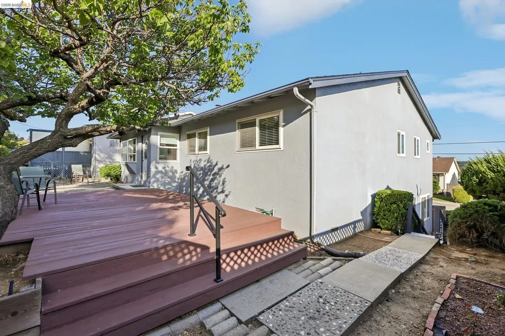 85 Edgemont Way Oakland CA 94605