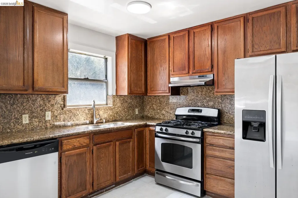 3986 Delmont Avenue Oakland CA 94605