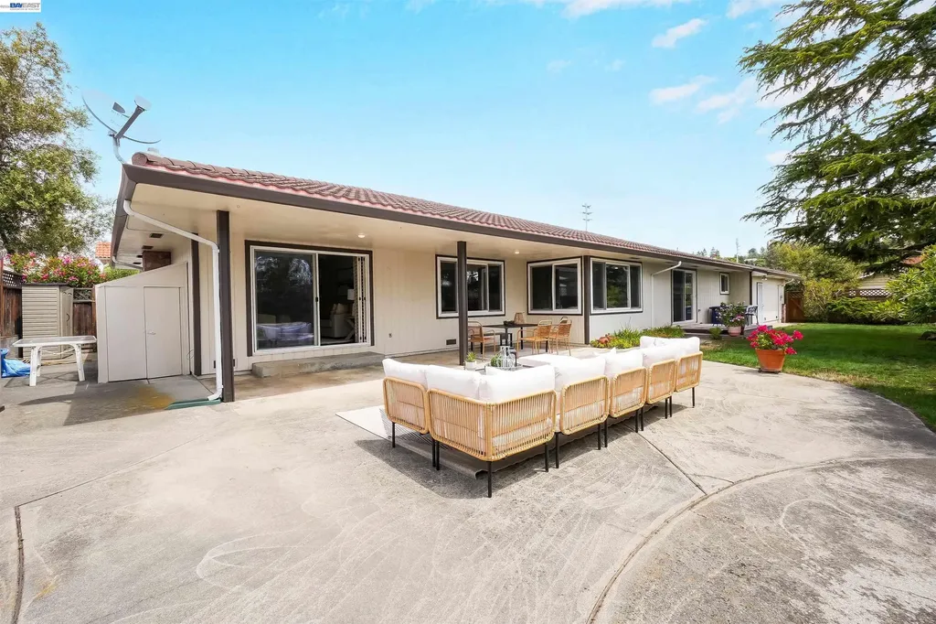 3787 Oakes Drive Hayward CA 94542