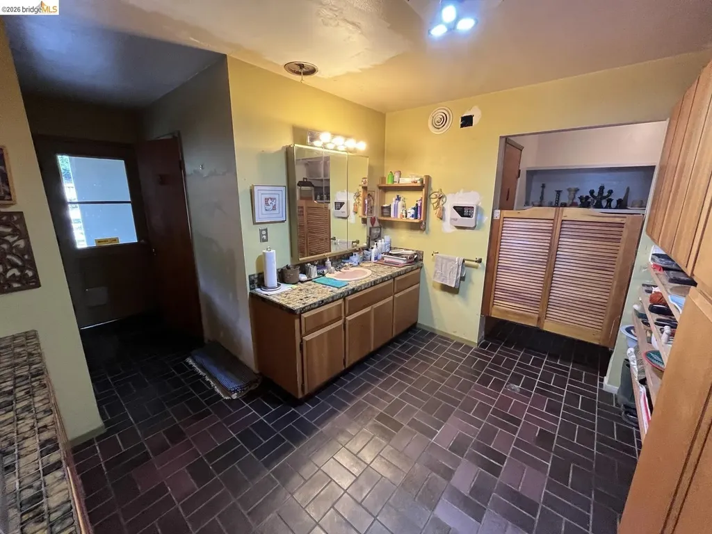 5284 Camino Alta Mira Castro Valley CA 94546