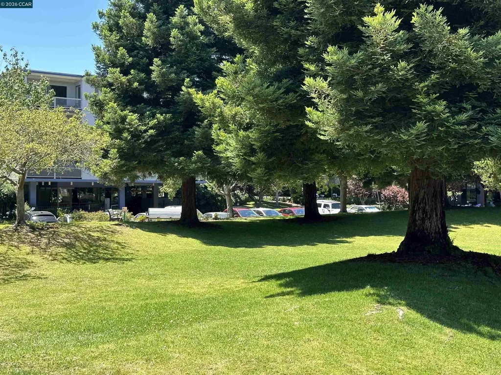 8 Commodore Drive Emeryville CA 94608