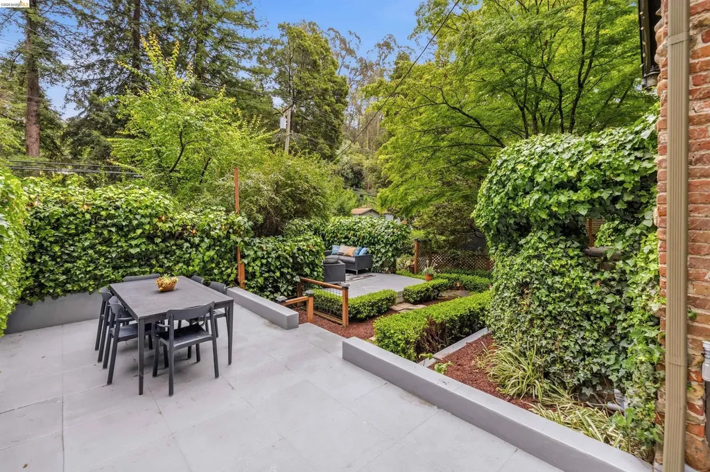 6233 Thornhill Drive Oakland CA 94611
