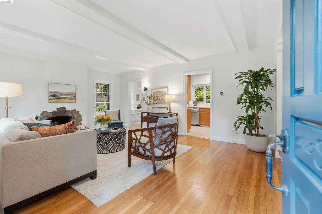 6233 Thornhill Drive Oakland CA 94611