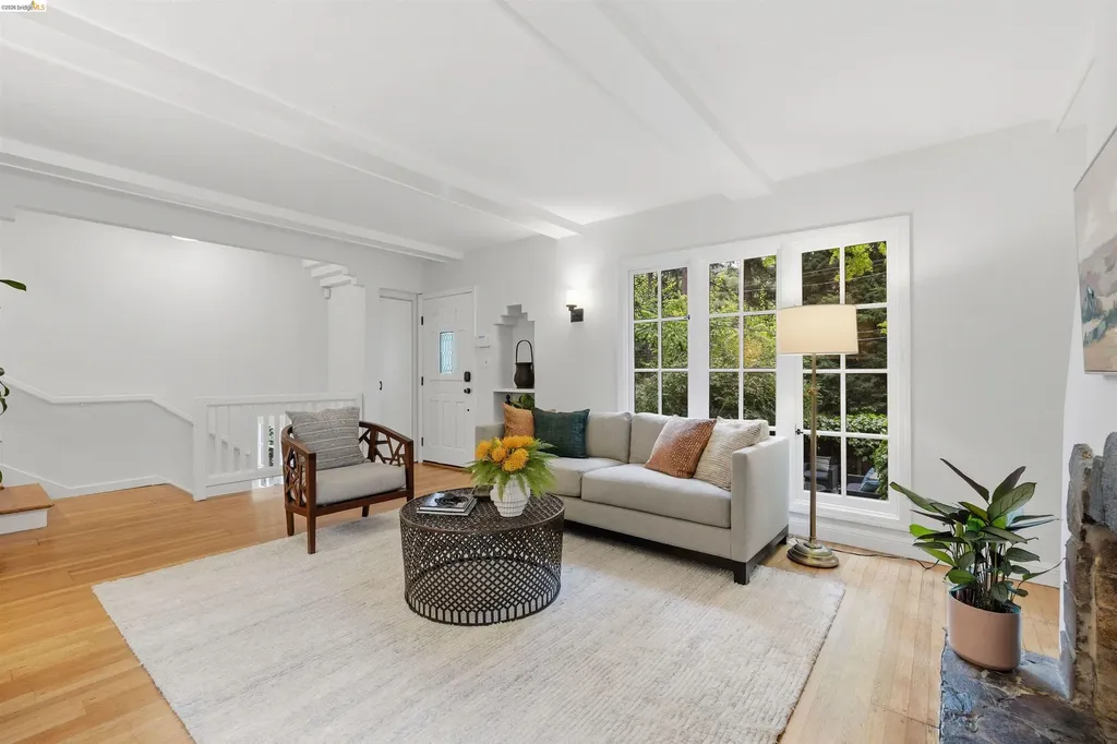 6233 Thornhill Drive Oakland CA 94611