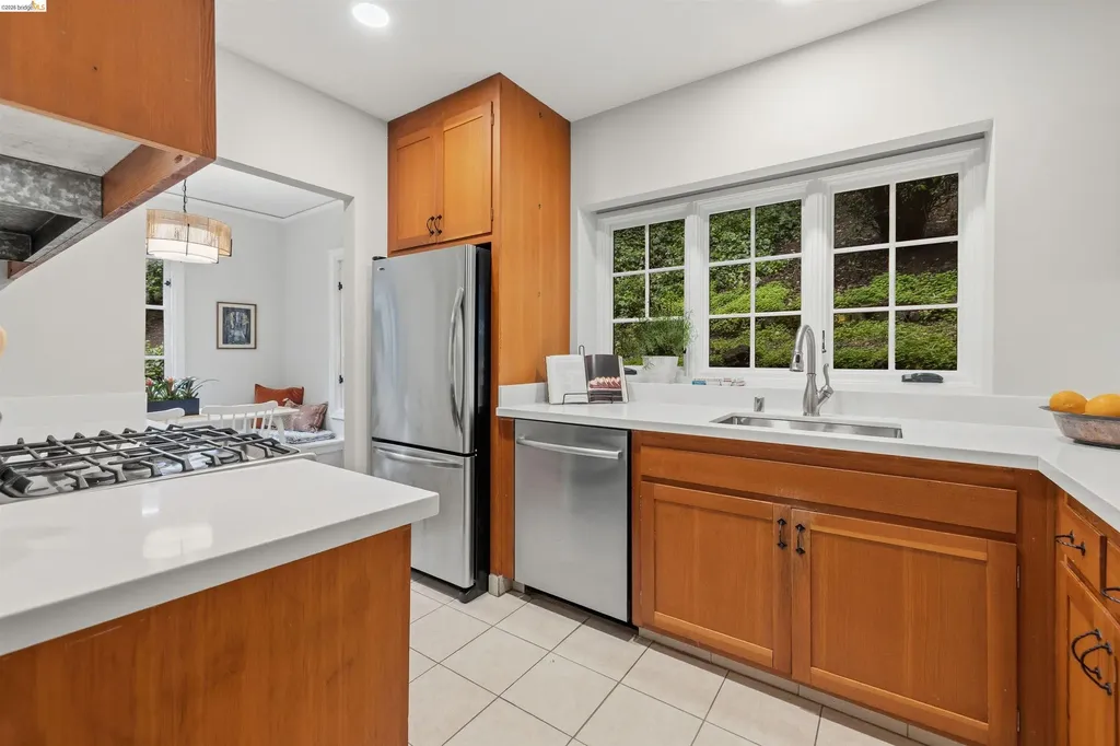 6233 Thornhill Drive Oakland CA 94611