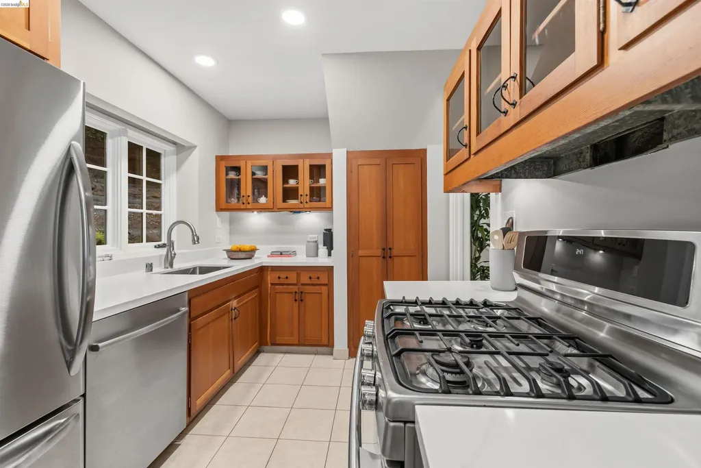 6233 Thornhill Drive Oakland CA 94611