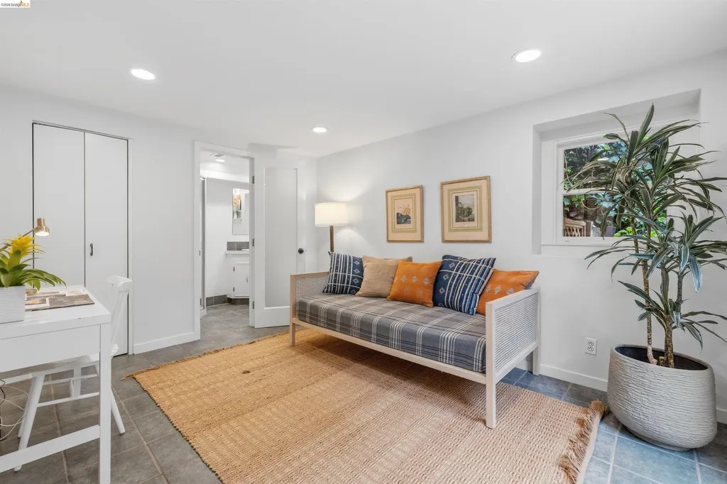 6233 Thornhill Drive Oakland CA 94611
