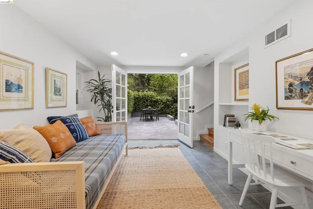 6233 Thornhill Drive Oakland CA 94611