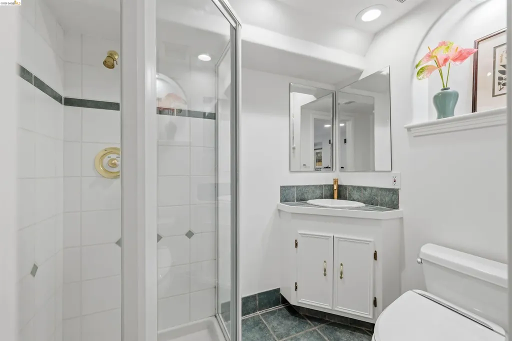 6233 Thornhill Drive Oakland CA 94611