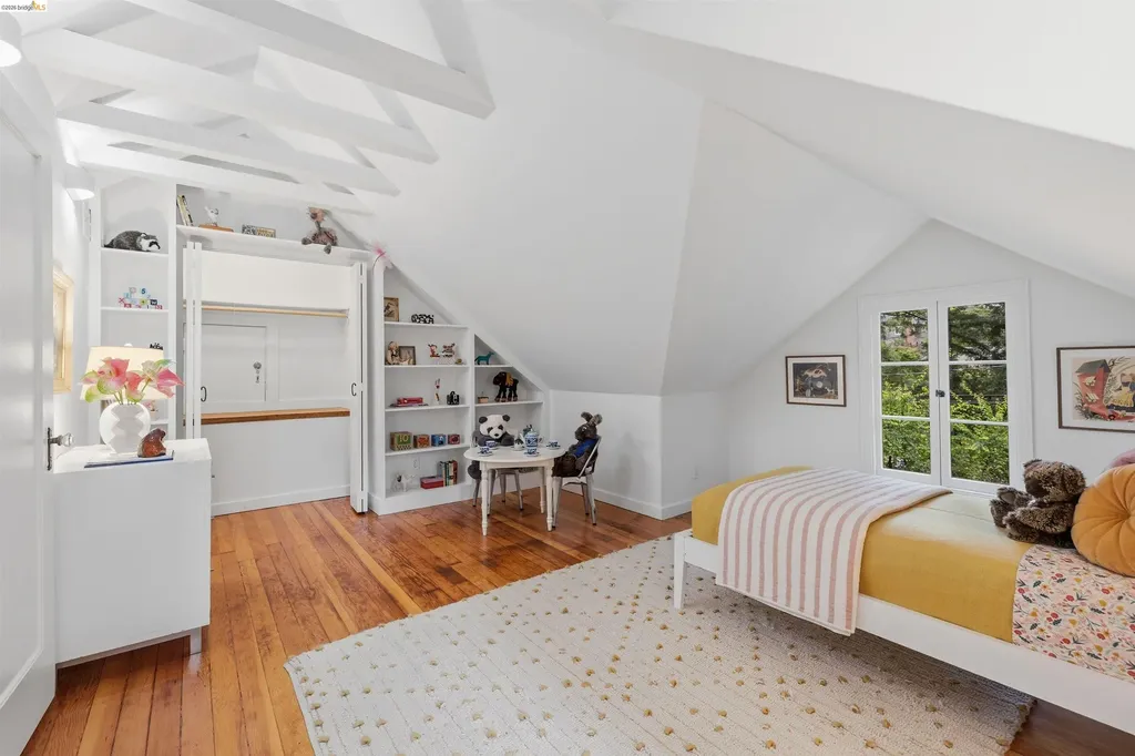 6233 Thornhill Drive Oakland CA 94611