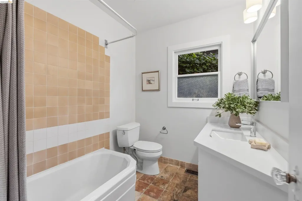 6233 Thornhill Drive Oakland CA 94611
