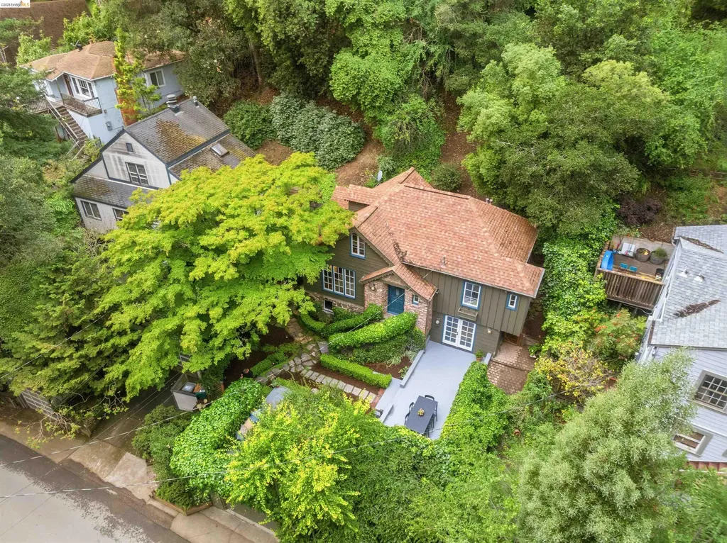 6233 Thornhill Drive Oakland CA 94611