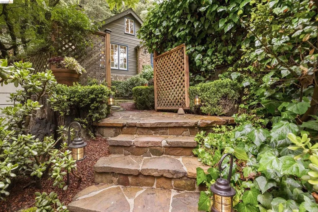 6233 Thornhill Drive Oakland CA 94611