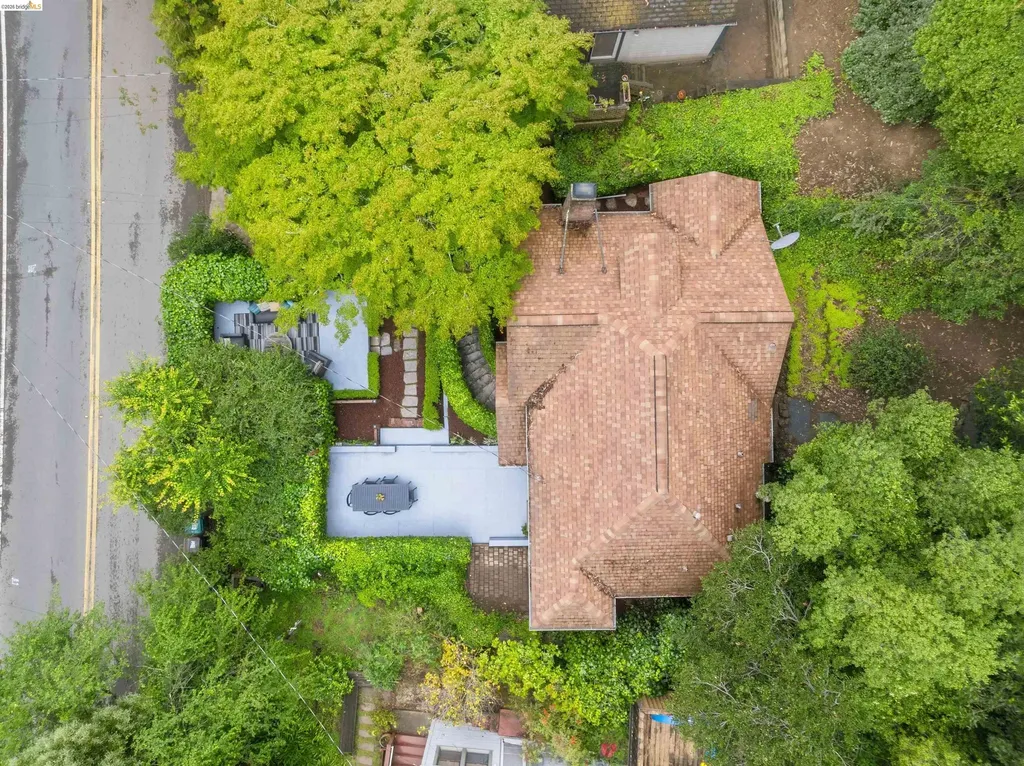 6233 Thornhill Drive Oakland CA 94611