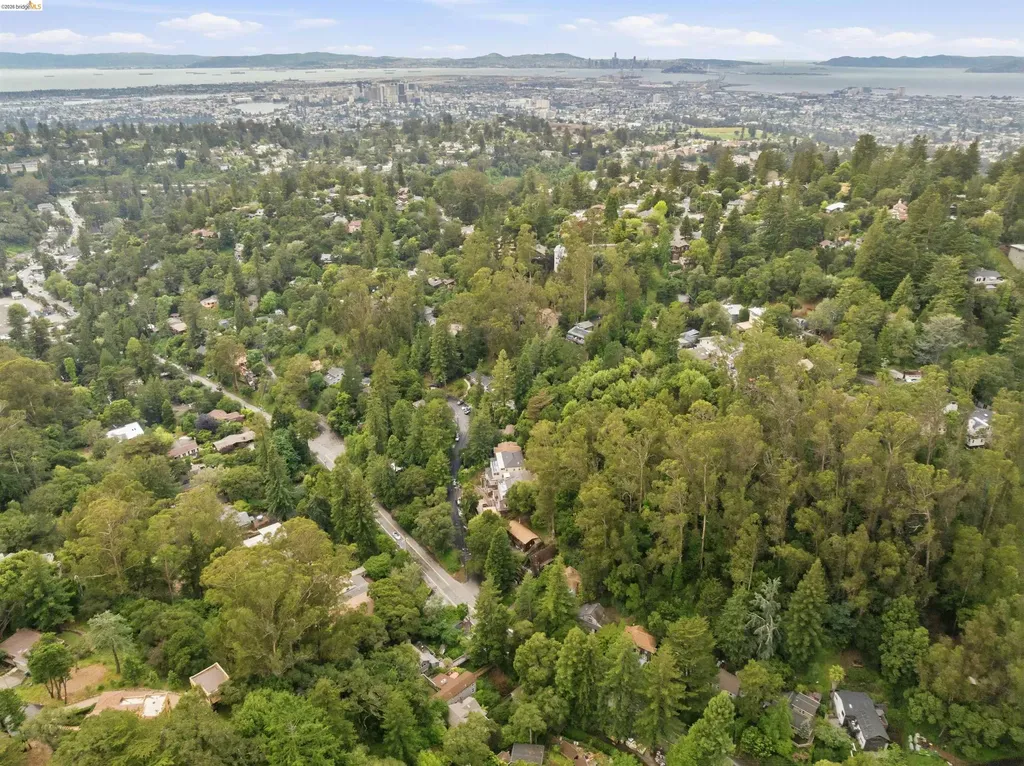6233 Thornhill Drive Oakland CA 94611