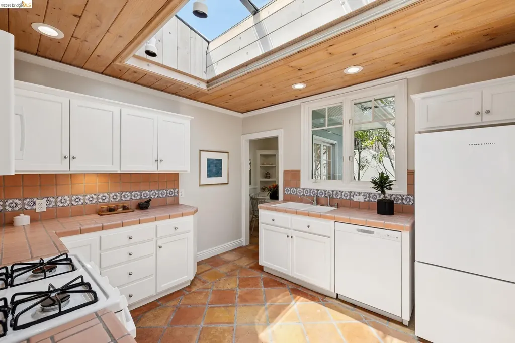 664 Vincente Avenue Berkeley CA 94707