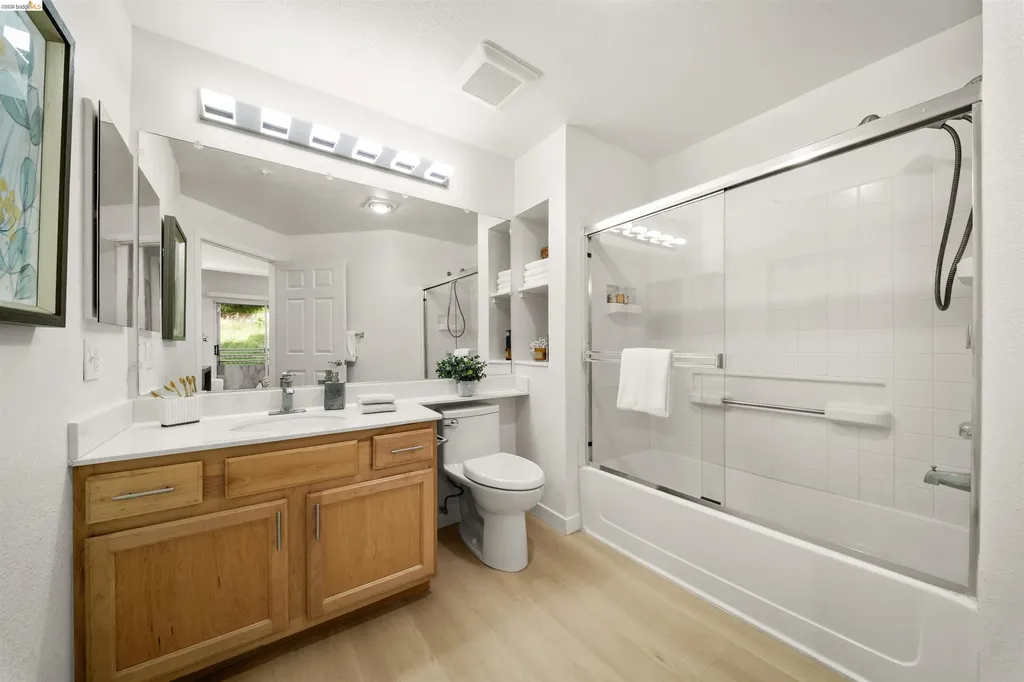 320 Caldecott Oakland CA 94618