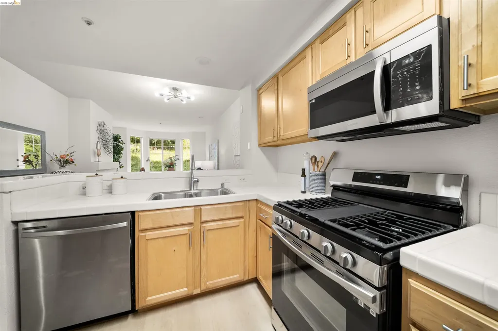 320 Caldecott Oakland CA 94618