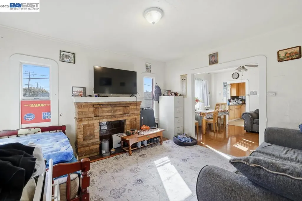 7419 Hillside Street Oakland CA 94605